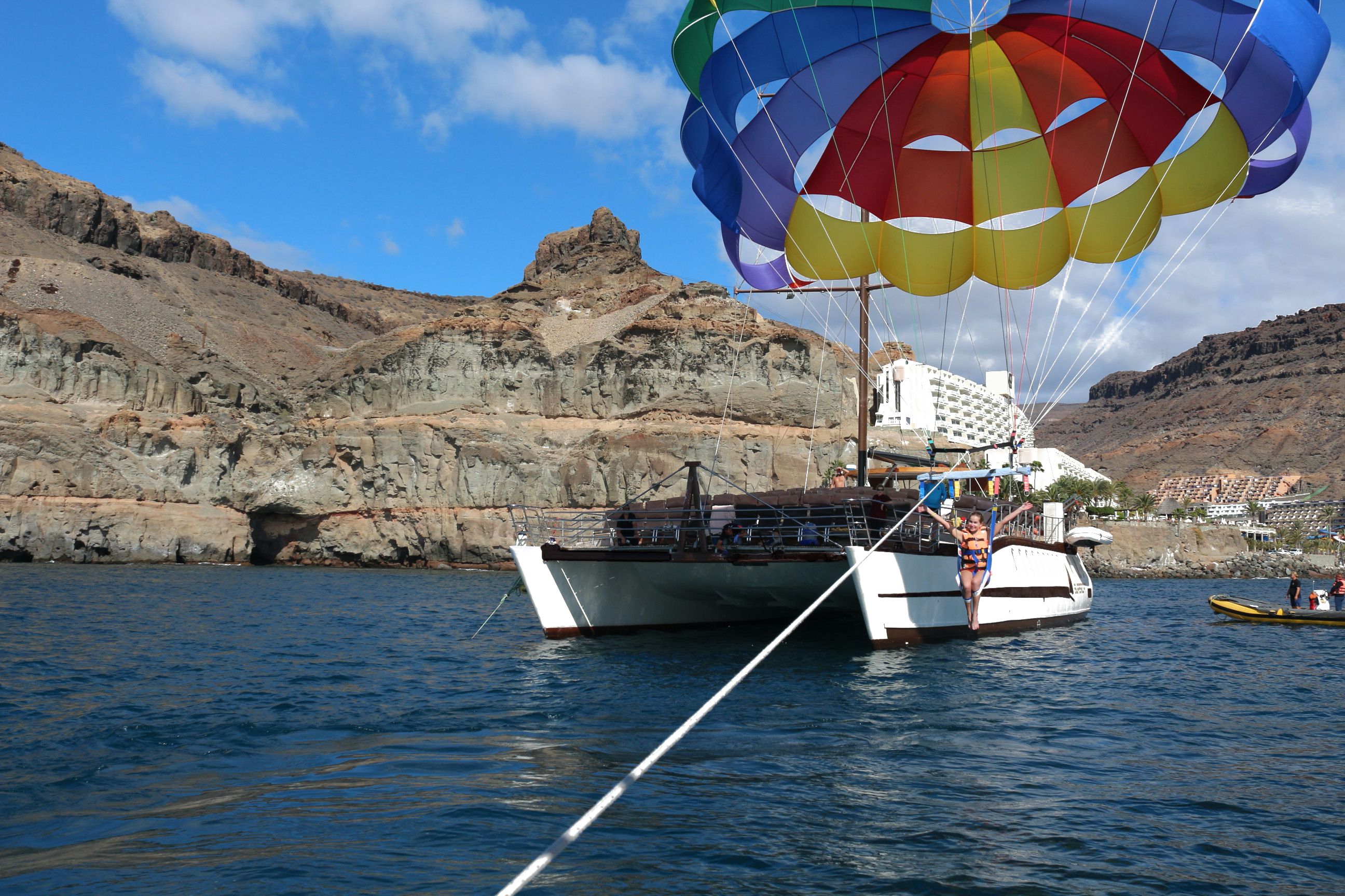 barco catamaran de dos plantas para avistar delfines y ballenas en grand canaria